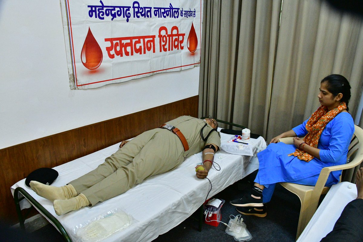 सेवा पखवाड़ा के तहत महेंद्रगढ़ पुलिस ने लगाया रक्तदान शिविर, पुलिस अधीक्षक ने किया उद्घाटन, महिला पुलिस कर्मचारियों ने भी किया रक्तदान।
<a href="/cmohry/">CMO Haryana</a> <a href="/DGPHaryana/">DGP Haryana Police</a> <a href="/IGP_SouthRange/">IGP South Range Rewari</a> <a href="/police_haryana/">Haryana Police</a>