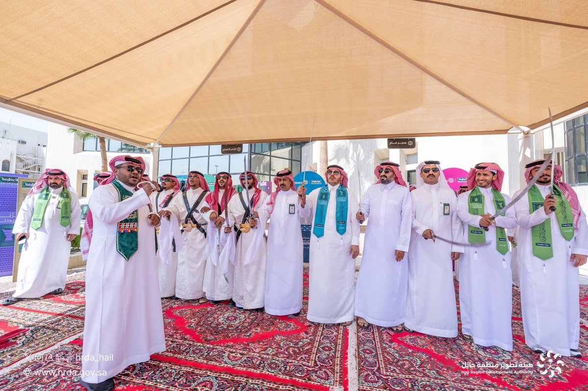 #هيئة_تطوير_حائل تحتفل بـ #اليوم_الوطني_السعودي_95 🇸🇦 بحضور منسوبيها، في أجواء وطنية جسّدت مشاعر الفخر والاعتزاز بالوطن وقيادته.

#عزنا_بطبعنا