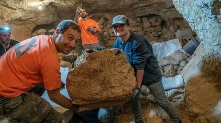 A perfectly preserved large woven basket dating back to around 10,500 years has been unearthed in the Judean Desert, Israel 🇮🇱; the Antiquities Authority has announced. Experts believe the artifact is likely the oldest of its kind ever discovered.

The find was recovered along