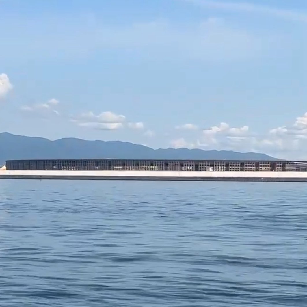 uc_official2025's tweet photo. 【万博閉幕後でも万博を🚢】

この度大好評で即完を頂いた

万博閉幕後に船から大屋根リング
鑑賞クルーズを追加販売致します🚢🙌

少しでも長く、皆様に万博を楽しんで頂ける様に、大急ぎで調整致しました🔥

ミャクミャク号で閉幕後も万博を楽しもう！

購入はこちら💁
https://t.co/JYTgC1vRbf https://t.co/qBd6fZw5rN