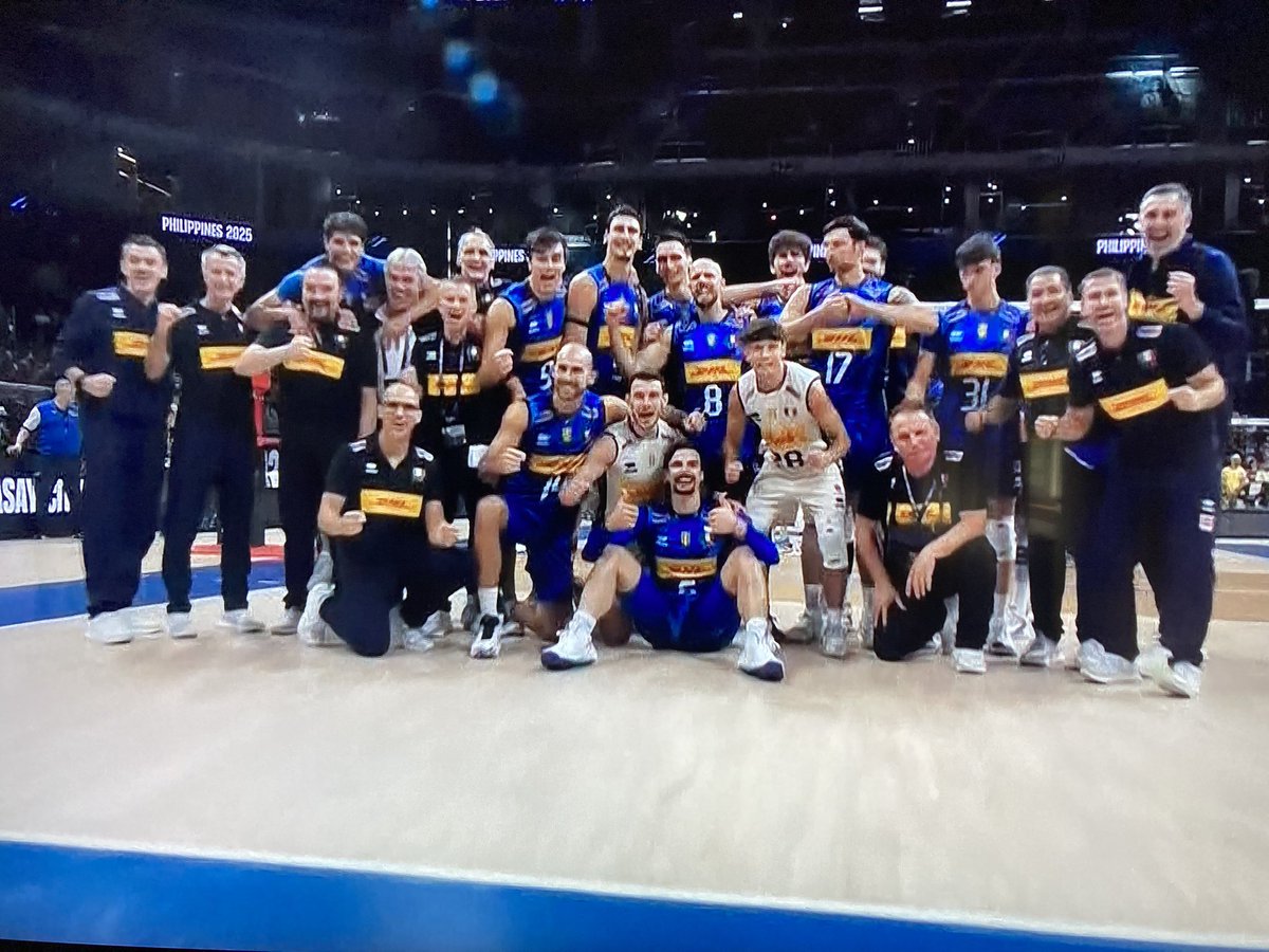 Plabrio's tweet photo. Asfalto Azzurro.
Che partita spettacolare…
Complimenti.
#ITABEL 3 - 0
#italvolley 🇮🇹
#MWCH2025 #Philippines2025 https://t.co/9pAwDwTBVB