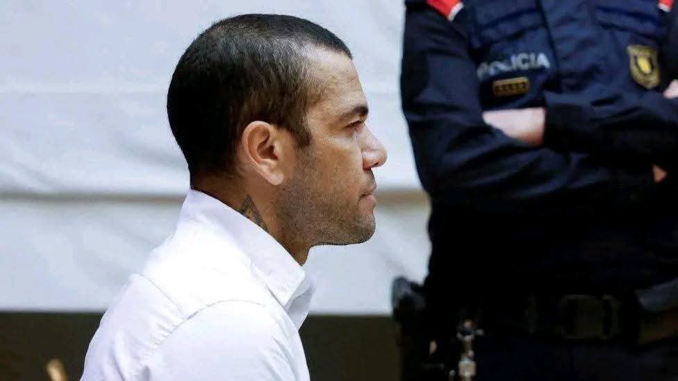 LucaVaran's tweet photo. Après avoir purgé sa peine de prison, Dani Alves a été déclaré non coupable de viol.

La vie continue comme si de rien n'était, en particulier pour la femme qui a détruit sa vie. Elle est libre.

Dani a tout perdu, absolument tout, y compris sa famille. En tant qu'homme, le jeu était truqué contre lui dès le départ.

Autrefois évalué à 60 millions de dollars, son empire s'est effondré après qu'il ait été accusé de viol dans les toilettes d'une boîte de nuit de Barcelone. À 39 ans, Dani a passé 14 mois à la prison de Brians 2.

Des sponsors comme Puma ont rompu leurs liens avec lui, ce qui lui a coûté des millions. Les poursuites judiciaires se sont accumulées, notamment une plainte de 2,2 millions de dollars déposée par Pumas UNAM. Son mariage avec Joana Sanz s'est également effondré, aboutissant à une demande de divorce en 2024.

Reconnu coupable en février 2024 en vertu des lois strictes espagnoles en matière de consentement, sur la base principalement du témoignage de l'accusatrice, il a été condamné à 4,5 ans de prison et à payer 150 000 euros de dommages et intérêts (pris en charge en partie par ses alliés, dont la famille de Neymar). Bien qu'il clame son innocence, Alves a fait appel.

Le 28 mars 2025, la Haute Cour de Catalogne l'a acquitté à l'unanimité, invoquant des « lacunes et des inexactitudes » dans les preuves, des incohérences dans le récit de la femme et un manque de preuves corroborantes. Il a été libéré après 839 jours derrière les barreaux.

Quant à la plaignante, elle reste anonyme et n'a pas été inculpée pour une accusation non prouvée.