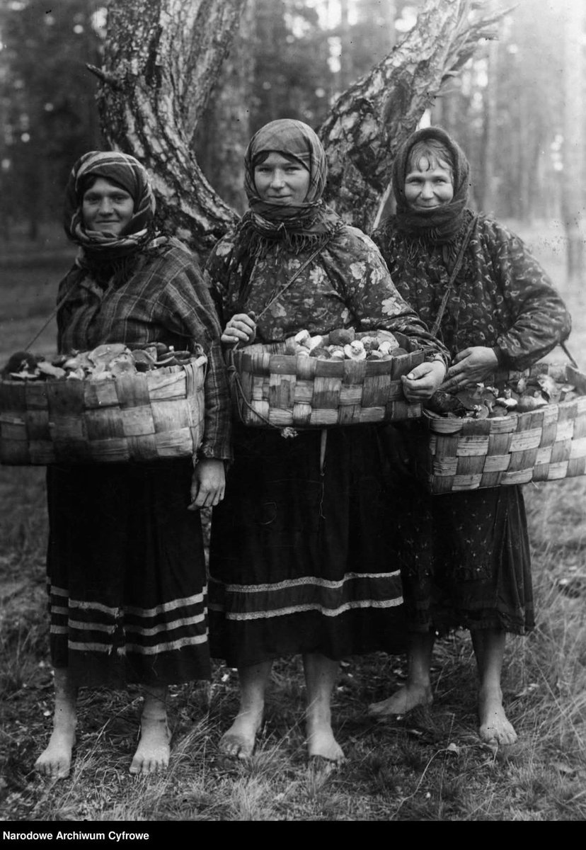90 lat temu jesienią.. 
Kobiety wracają z grzybobrania.
Wiedzieliście, że buty to była oznaka bogactwa? Biedacy  nosili je tylko na wyjątkowe okazje, musiały starczyć do końca życia.. 💔
