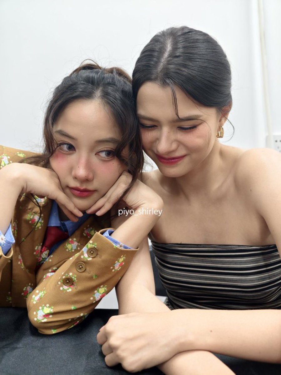 มานี่มา ไหนๆ ก็ฟาดคู่จิ้นแห่งปีเมื่อคืน มาอีก 1 รางวัลล่ะ  
ของานมายา อีกงานล่ะกัน  ถ้ายอดฟอลของแด๊ด ถึง 10000 ฟอล แด๊ดโดเนท งานมายา xxxx บาท