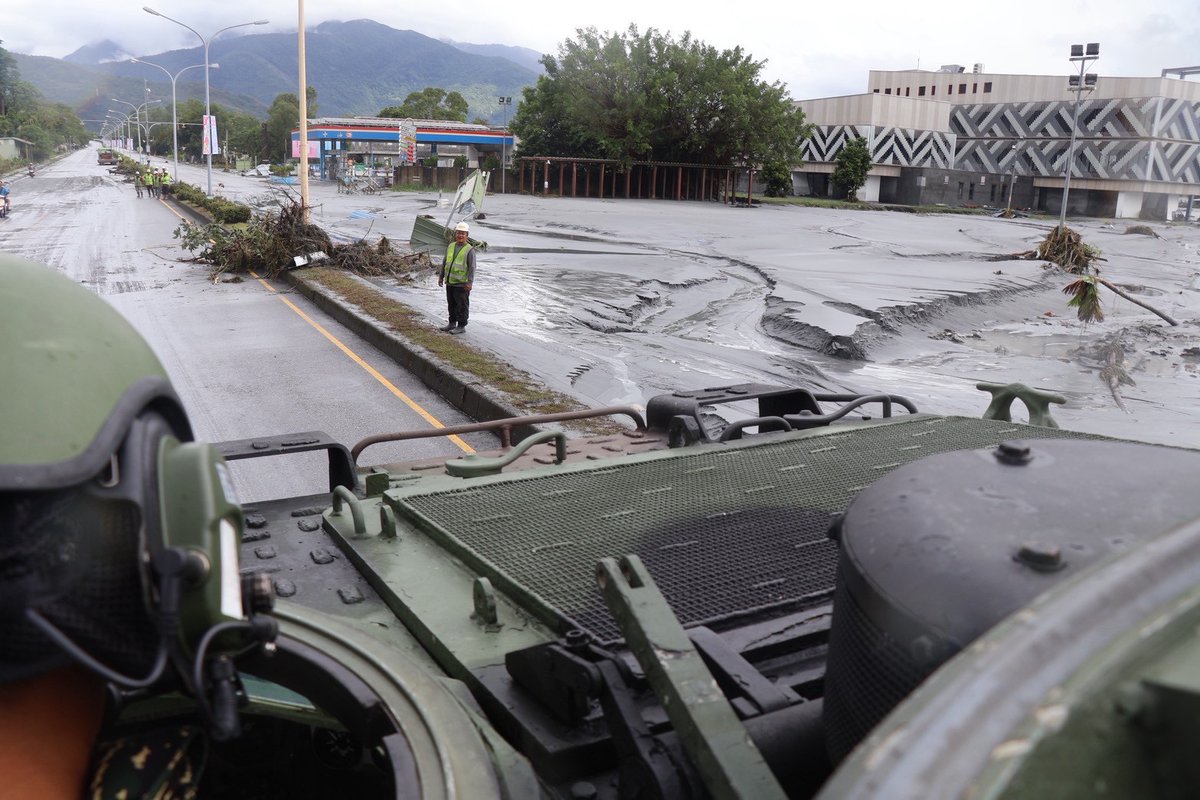 MoNDefense's tweet photo. #ROCArmedForces vehicles and equipment have been deployed to Hualien for disaster relief operations in response to the damage caused by Typhoon Ragasa.
#DisasterReliefFirst https://t.co/YlpT6RDZ9w