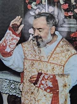 Qual è quella parola che può compendiare in uno tutto il mistero Padre Pio? “Corredentore”! Farsi uno con Cristo per Maria per redimere i fratelli, per salvare le anime. Quante anime salvate da quelle ferite aperte!

Una parola per descrivere Padre Pio youtube.com/live/WYofM3eLt…