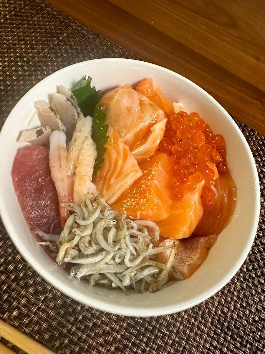 ふるさと納税でゲットしたサーモン2種といくらとそれだけじゃ寂しいから買ってきた市販のお刺身たちで海鮮どーん🐟

食べきれないから不動さんにお裾分けしてもまだまだいっぱい残ってる。
次はパスタにでもするかな🍝