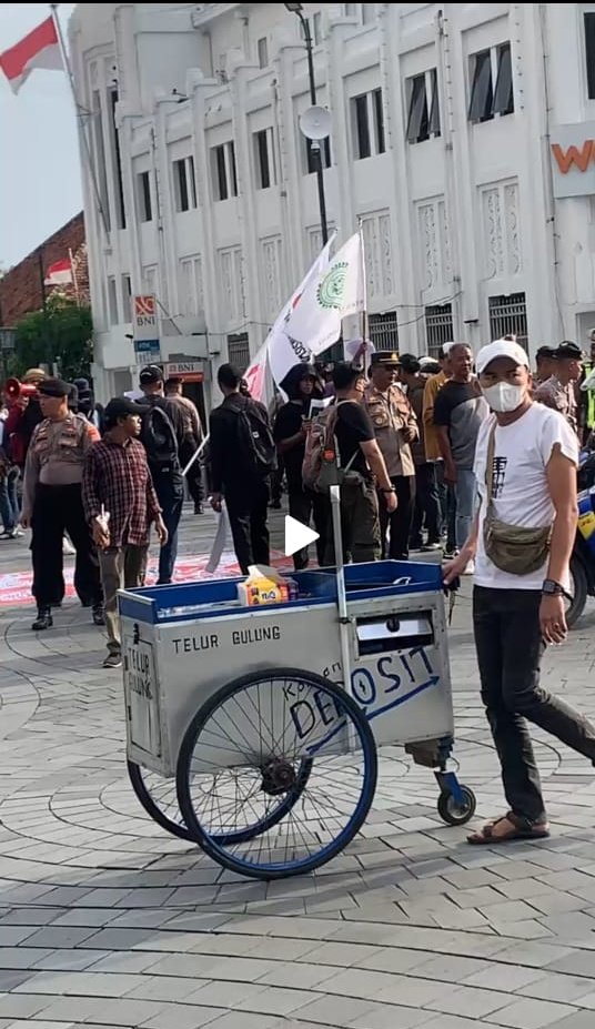 titiknol_jogja's tweet photo. Sore ini kembali @titiknol_jogja menjadi saksi mimbar bebas Gerakan Nasional Pendidikan Land Reform Rakyat Yogyakarta. 
Kembalikan danais...#eh Kembalikan tanah rakyat !!! 😎🔥 https://t.co/W8MGVrAU4b