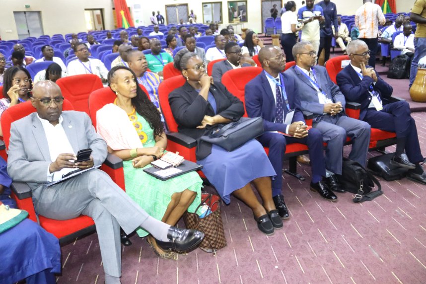 SaveChildrenBF's tweet image. Crise climatique au #BurkinaFaso : chercheurs, humanitaires &amp;amp; détenteurs de savoirs locaux réunis à l’@Univ_JKZ pour le 1er colloque sur l’#ActionAnticipatoire.
Objectif : anticiper plutôt que subir, en alliant science &amp;amp; traditions pour bâtir la résilience.
#Climat #Résilience