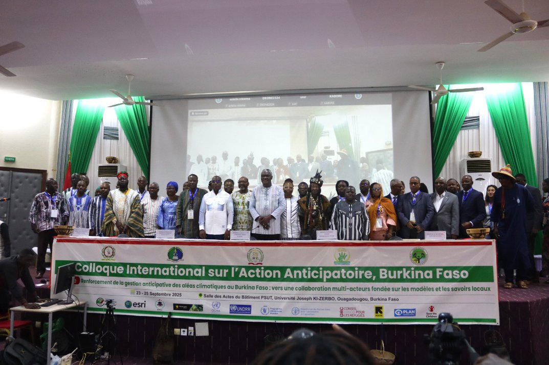 SaveChildrenBF's tweet image. Crise climatique au #BurkinaFaso : chercheurs, humanitaires &amp;amp; détenteurs de savoirs locaux réunis à l’@Univ_JKZ pour le 1er colloque sur l’#ActionAnticipatoire.
Objectif : anticiper plutôt que subir, en alliant science &amp;amp; traditions pour bâtir la résilience.
#Climat #Résilience