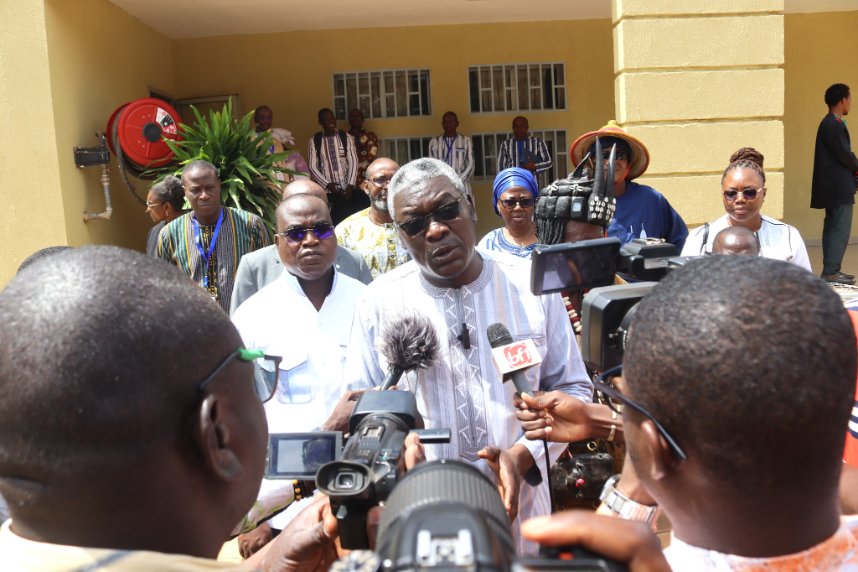 SaveChildrenBF's tweet image. Crise climatique au #BurkinaFaso : chercheurs, humanitaires &amp;amp; détenteurs de savoirs locaux réunis à l’@Univ_JKZ pour le 1er colloque sur l’#ActionAnticipatoire.
Objectif : anticiper plutôt que subir, en alliant science &amp;amp; traditions pour bâtir la résilience.
#Climat #Résilience