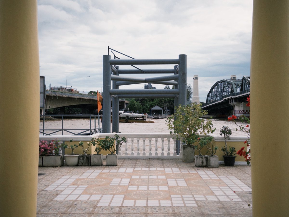 Blackawn0402's tweet photo. I would like to visit the Memorial Bridge Pier with Trin as it should be one of the most unforgettable places for him, which filled with happiness and sorrow. If possible, I would like to tell him that you had tried your best and you did very well!

#ตามรอยShine  #ShineTheSeries https://t.co/zzgsTUmiXJ