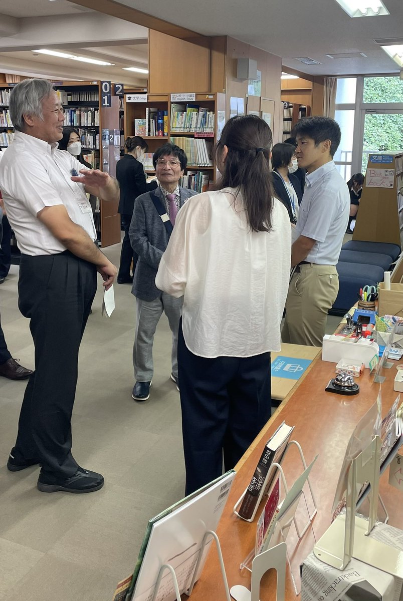 2025.09.24

本日、都立中央図書館名誉館長でもある、教育評論家の尾木直樹氏が、本校図書館の視察のため来校しました。
生徒が普段から、積極的に図書館を活用していることに、感動したとおっしゃっていました。