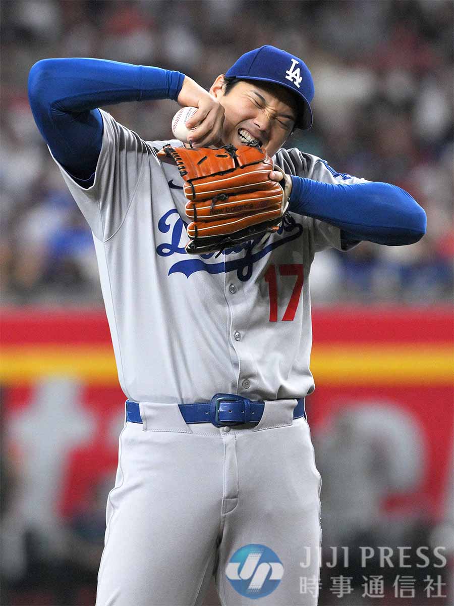 jiji_shashinbu's tweet image. ダイヤモンドバックス戦に先発登板したドジャースの大谷翔平選手。試合中には、グローブのひもを直す仕草も…👀

#ShoheiOhtani  #大谷翔平 #Dodgers