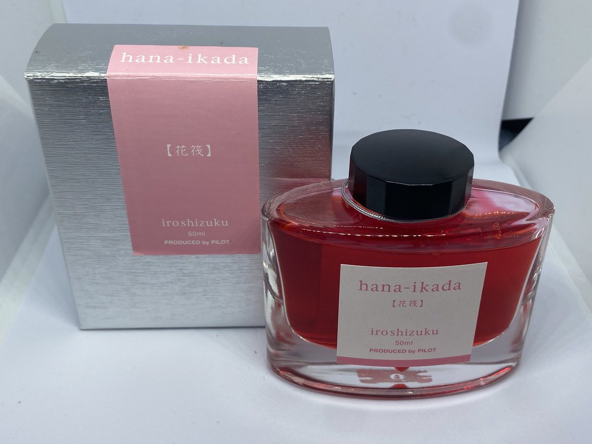 こちらはLOFTでセールだったのでつい買ってしまった色彩雫
色彩雫のボトル真横から見たビジュがすこ
いろしずく一発変換できたことに驚きを感じてる