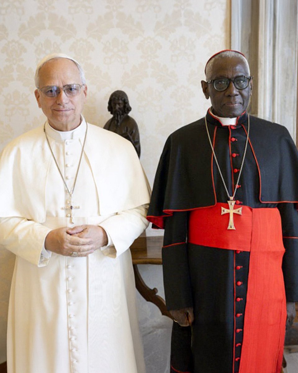 lechochretien's tweet photo. 🇻🇦🔴 FLASH | Le pape Léon XIV a reçu en AUDIENCE PRIVÉE le cardinal Robert Sarah.

À cette occasion, il lui a REMIS une reproduction de l’œuvre "Sainte Anne et la Vierge enfant". https://t.co/OR5vEC1QJX