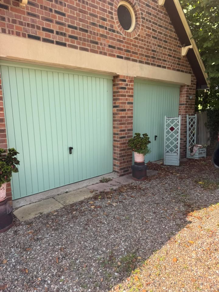 braditepaints's tweet image. One Can is our single pack quick-drying primer and finish that can be sprayed directly onto exterior metals including aluminium and stainless steel.

With it&apos;s superior stain blocking properties, One Can ensures these garage doors are protected from the elements.

@genefulton69