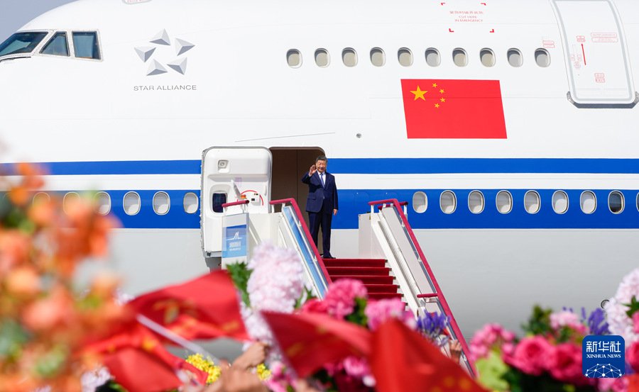 习近平率中央代表团抵达乌鲁木齐出席新疆维吾尔自治区成立70周年庆祝活动
#新疆风华70载