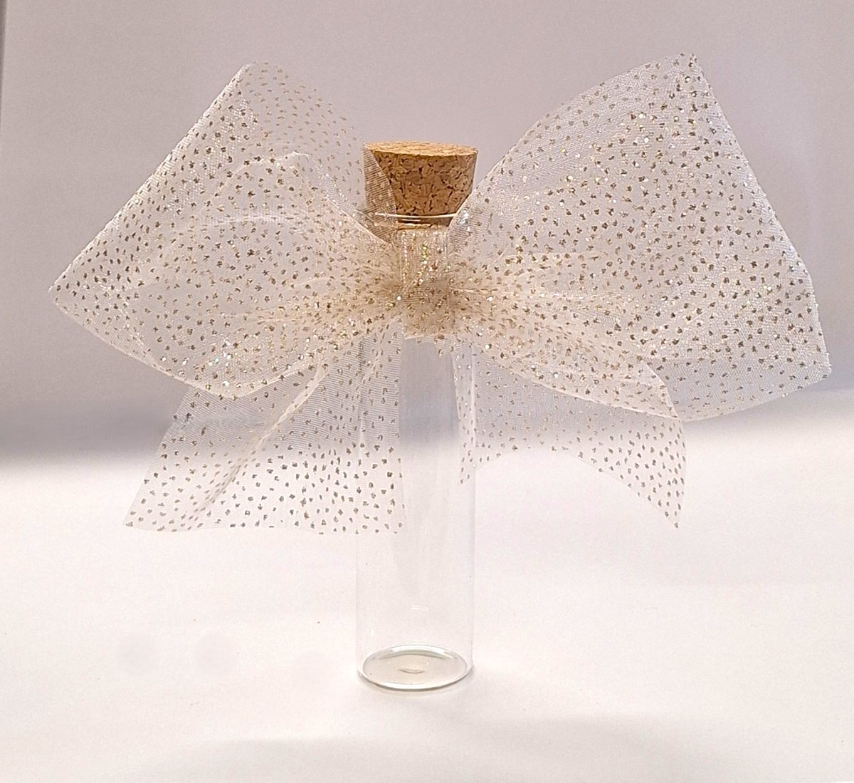 Een grote strik maken van organza lint is heel gemakkelijk, in deze tutorial zie je wat je nodig hebt en hoe je hem maakt. leuke strik voor in de kerstboom, als haarspeld of aan een tas of wat dacht je als leuke cadeau decoratie. kiesli.nl/Grote-strik-ma…