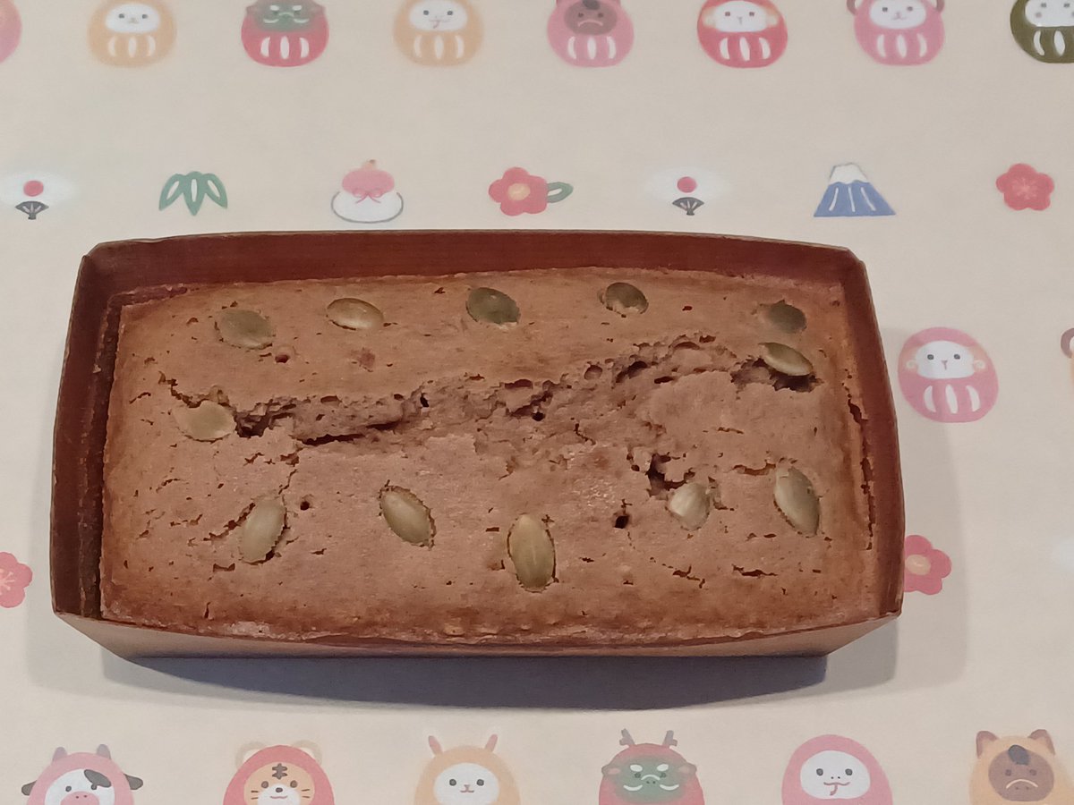 今日は、余らしてたガナッシュをようやく消費して、チョコパウンドケーキを作りました〜🍫🍰💕
中にミックスナッツを入れて焼いてます！🥜