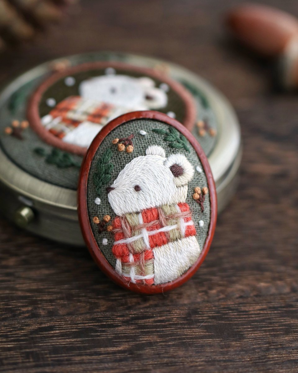 先日載せた小物入れとお揃いのブローチも出来上がりました🍂🐻🧣🧶

マフラー部分がウール糸で刺繍してあって、
よりほっこり温かみのある雰囲気に仕上がりました。

#刺繍 #ハンドメイド