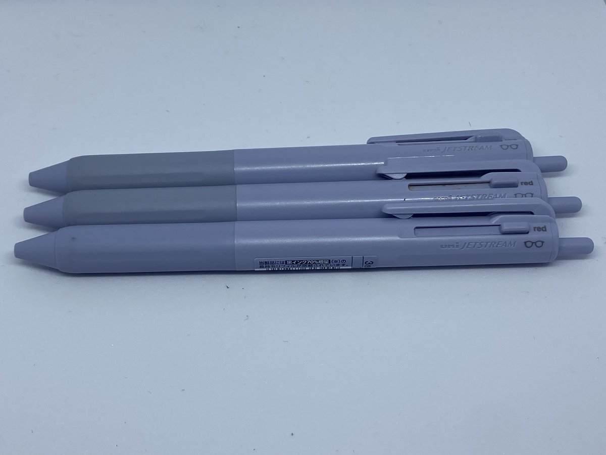 万年筆では無いけど色味が気に入って買ったZoffコラボのJetstream
一本買ったけど仕事でノック機構が駄目になって予備用に追加で買ったもの
三色なのに真ん中の黒が目視しなくてもわかりやすくて使いやすい👍
