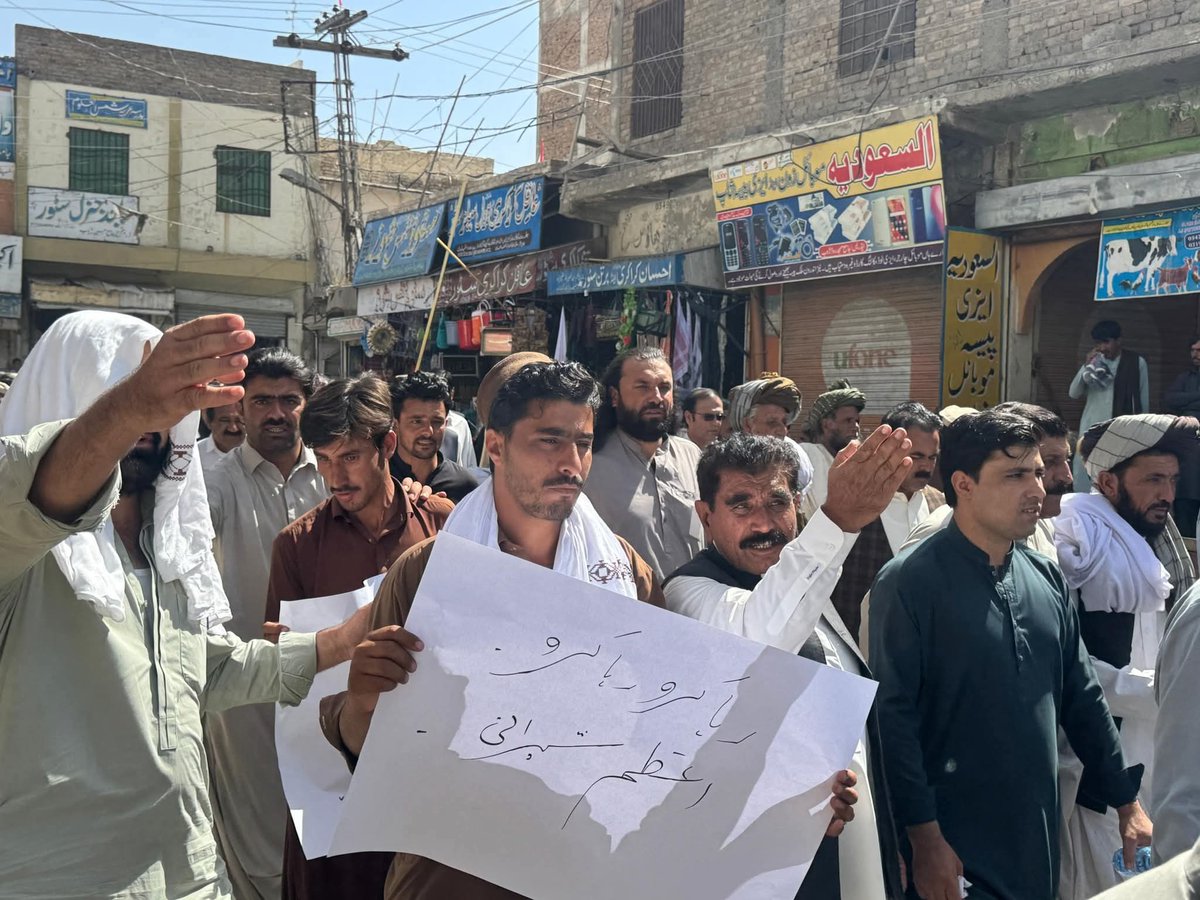 aimal_sherani's tweet photo. ضلع شیرانی لیویز اہلکار اعظم خان شیرانی کے ناروا اغوا کیخلاف آل پارٹیز ایکشن کمیٹی کیجانب سے مولانا سید شمس الدین شہید چوک پر احتجاجی مظاہرہ
#saveazamsherani #BringbackAzamSherani #ReleaseAzamSherani https://t.co/UWY8Rue2sL