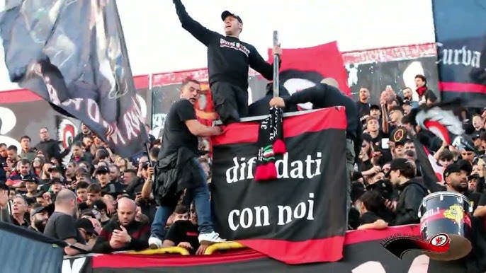 ultras1899_'s tweet image. Foggia : la protestation continue à #Foggia, avec un nouvel appel commun de la Curva Nord et la Curva Sud à rester à l’extérieur du Zaccheria, lors du #FoggiaCasertana de ce soir, pour protester contre les prix exorbitants des billets dans l'ensemble du Zac...