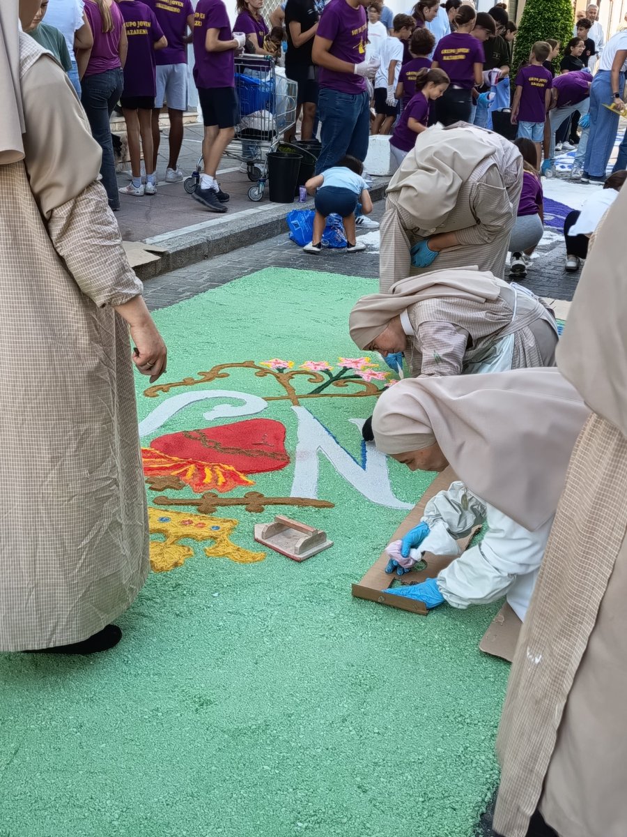 Adoro la estampa que se da cada 24 de septiembre de las hermanas con sus hábitos realizando la alfombra para la Patrona