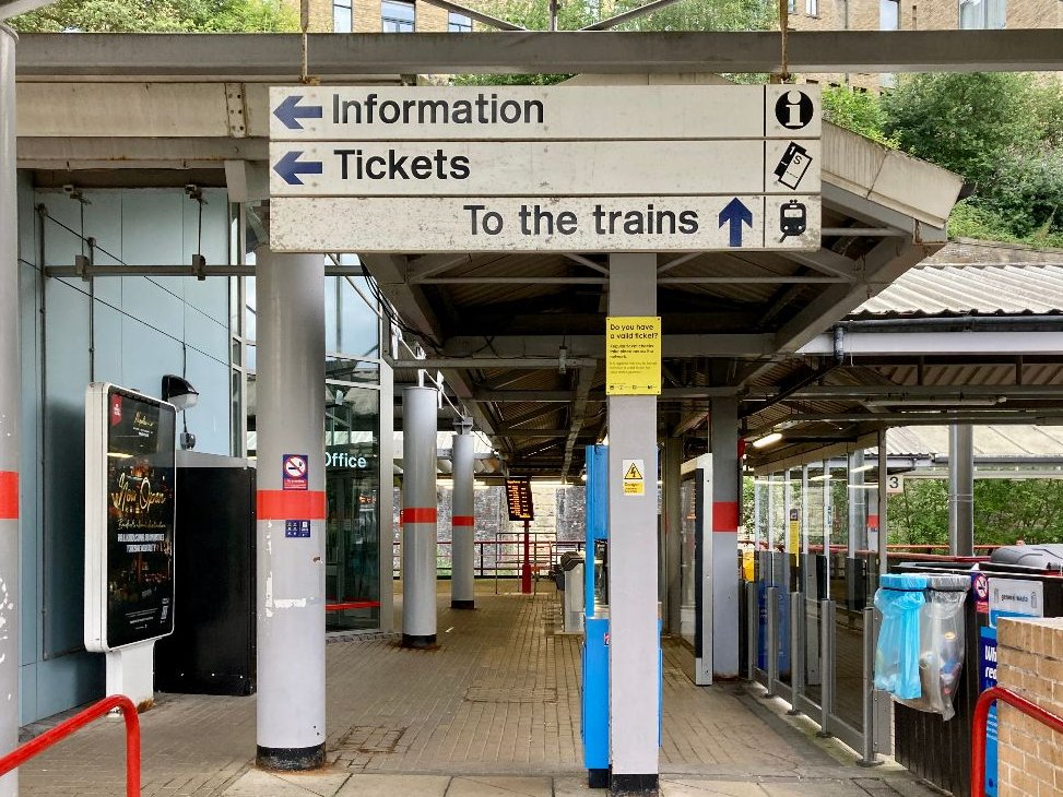 SDS_uk's tweet image. Book now for our 2 October online seminar, The Great British Railways Signing Challenge' with transport author Daniel Wright: bit.ly/SDS_Oct25 

Tkts free for SDS members, otherwise £19pp

#railwaysignage #wayfinding #signdesign #thebeautyoftransport #sdsTalks #placemaking