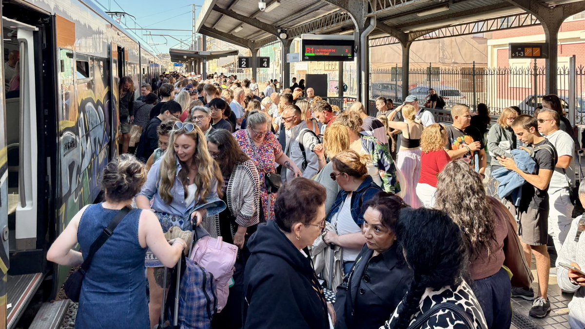 ❌ R1 a Badalona, ara mateix. Ens fan baixar com vedells del tren, ple a vessar, amb zero explicacions. Això sí, tot en castellà. Viva la RENFE! Fàstic de formar part d’aquest Estado lladre i repressor…
