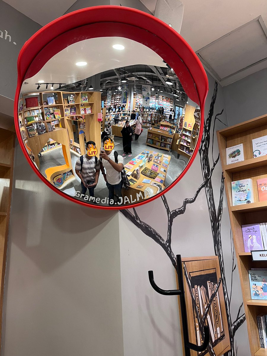 happy bday mek, moga makin menyala dan meledaque!