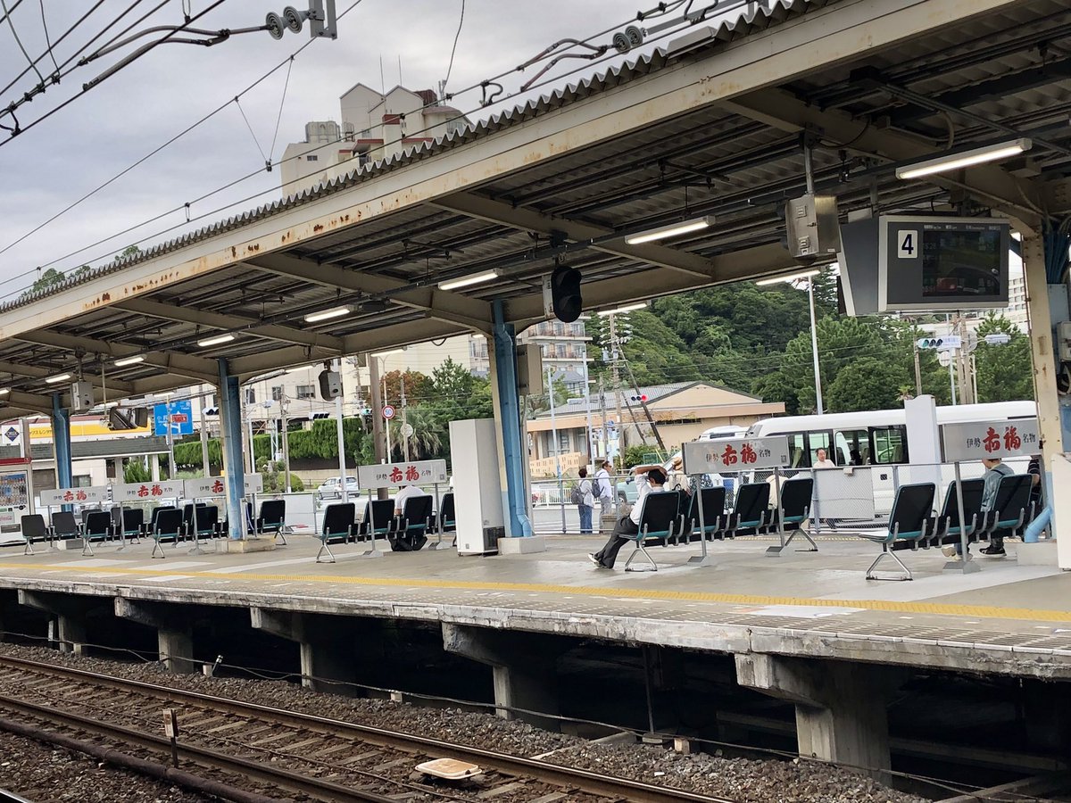 ore3jo_4649's tweet photo. ホームの椅子の向きに違和感を感じるが、電車はカワイイ🧡 https://t.co/mVALuGRWzk