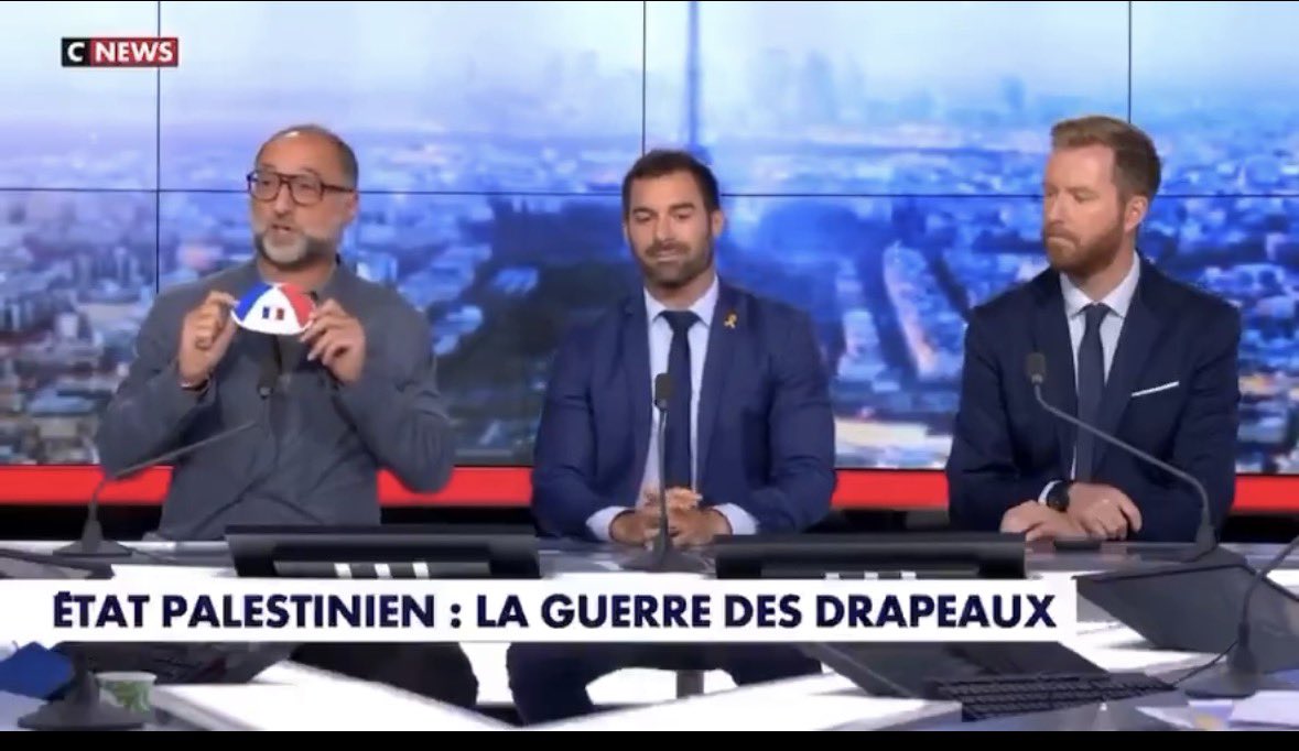 cnews c’est des milliers d’heures d’antenne pour justifier l’interdiction de l’abaya et lui se presente normal avec une kippa bleu blanc rouge, on est chez les fous mdrr