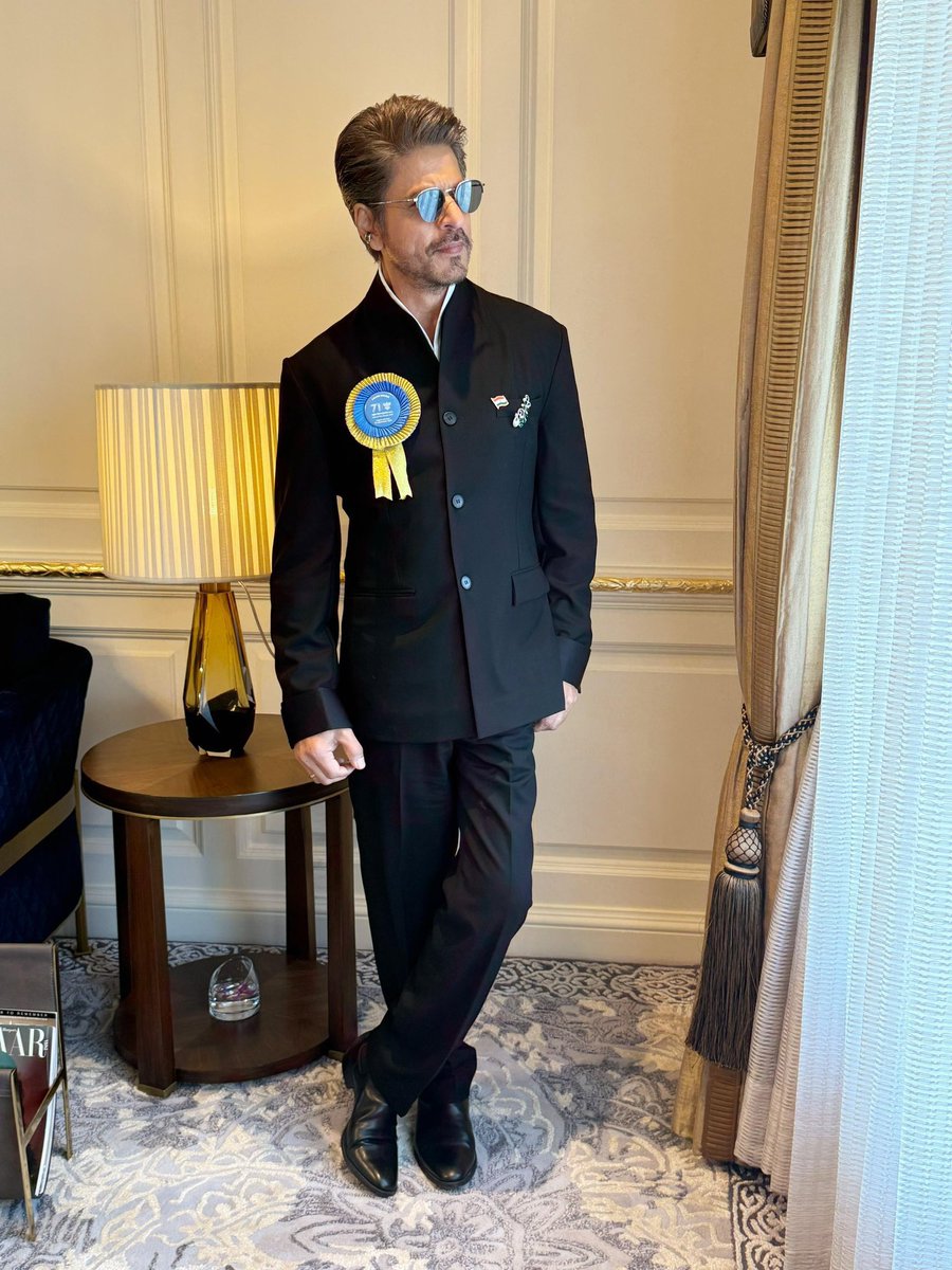 SRKCHENNAIFC's tweet image. President #DroupadiMurmu @rashtrapatibhvn confers the Best Actor Award on the legendary Shah Rukh Khan @iamsrk for his powerhouse performance in the film Jawan, marking yet another golden chapter in his cinematic journey 

#71stNationalFilmAwards 

#71stNationalFilmAward…