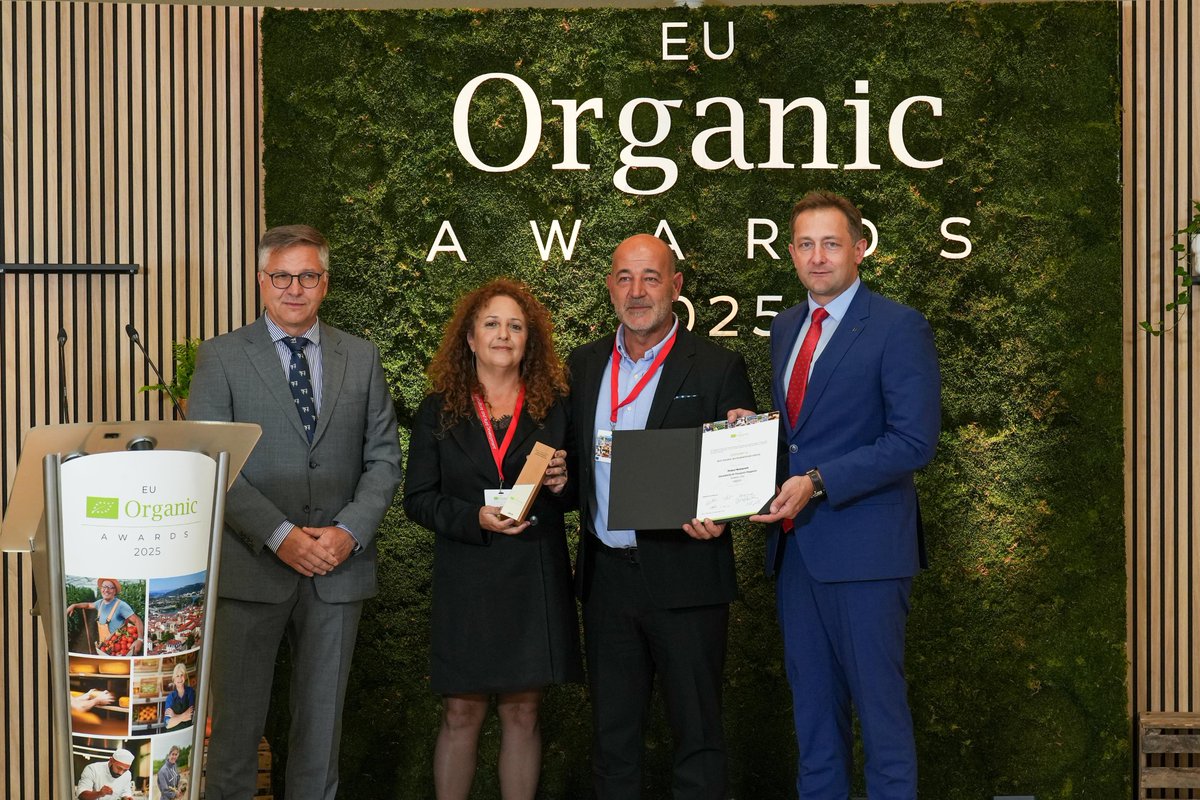 EESC_PRESS's tweet photo. 🌱#EUOrganic awards 2025 winners announced on #EUOrganicDay!
🇦🇹 Joseph Brot-SME
🇩🇪 Radis&amp;Bona-Retailer
🇬🇷 Peskesi-Restaurant

Honoured by @EU_EESC  they showcase how organic farming drives sustainability, community &amp; resilience across EU’s food systems

➡️https://t.co/cR07iQdx9a https://t.co/FmLOXZvrwY