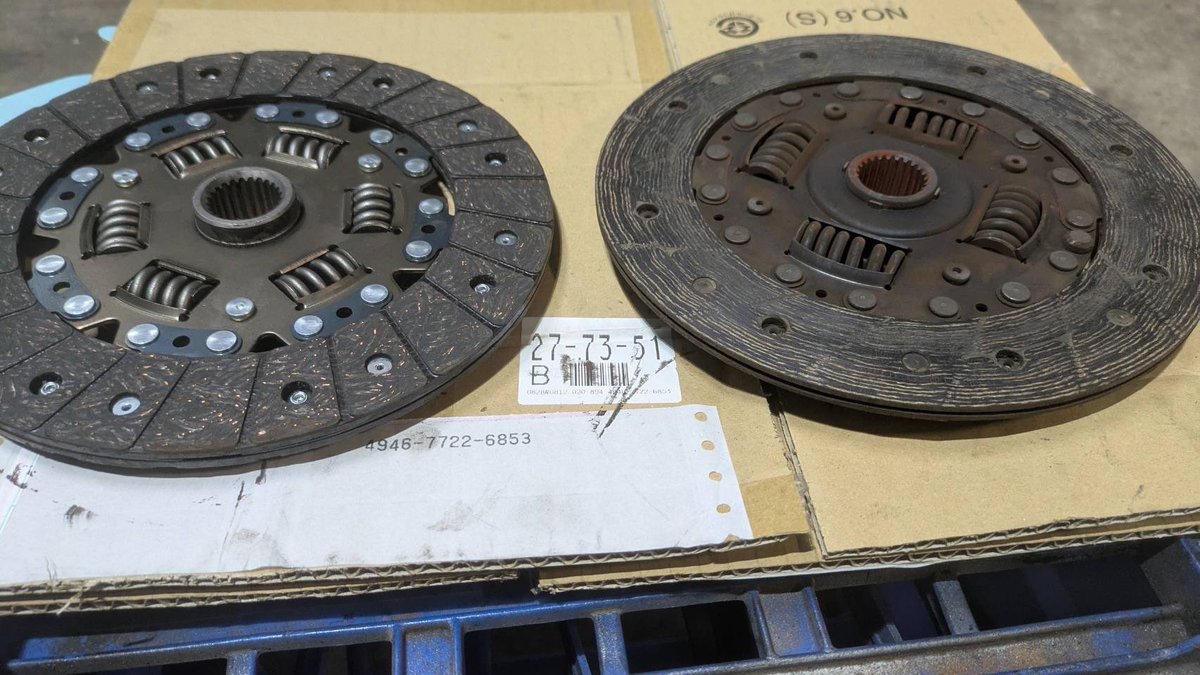 tenciti1's tweet image. アコスパのクラッチ交換🛠️
以前ラトビア共和国から買っておいたプレートを少し加工して付けてもらいました！
調子良くなった！！
こう見るとスプリングの数違うしセンターのセレーション部の出っ張り量違うし、、まぁでも付いたからよし！！笑

#アコードインスパイア
#CB5