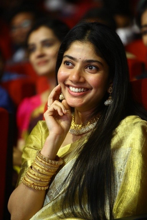 Image Beautiful Actress Sai Pallavi Hot Mallu Aunty SaiPallavi heroine | iiQ8 Entertainment