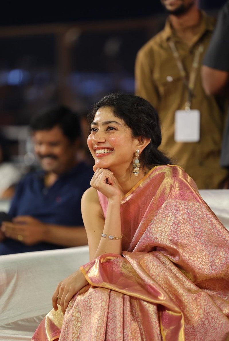 Image Beautiful Actress Sai Pallavi Hot Mallu Aunty SaiPallavi heroine | iiQ8 Entertainment