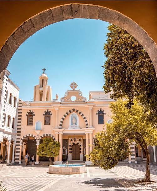 في قلب دمشق، كنيسة المريمية ليست مجرد بناء، بل تنبض بالحياة والتاريخ. أعمدتها وقبابها ونوافذها الملونة تهمس بقصص الأديان والثقافات. اكتشف المزيد: 🔗 medium.com/@yousefjbein/الكنيسة-المريمية-في-دمشق-حيث-الحجر-يتنفس-والنور-يهمس-47ee07625250
#دمشق #كنيسة_المريمية #تراث