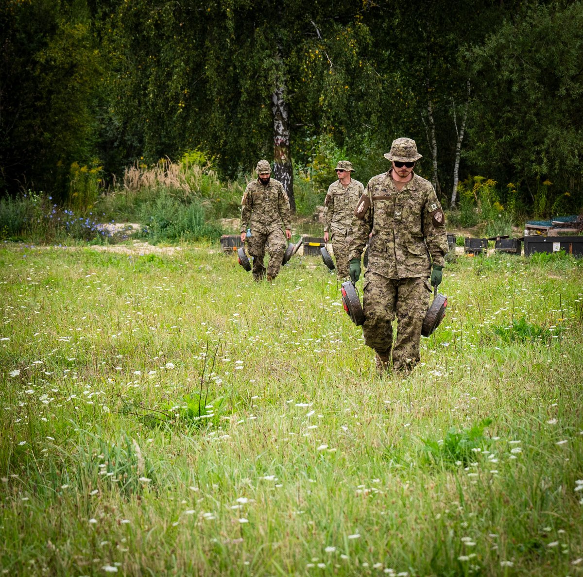 FACavecUkraine's tweet photo. À mesure que le champ de bataille évolue, notre zone d'entraînement évolue également. Les ingénieurs déployés dans #OpUNIFIER travaillent pour offrir aux Forces armées ukrainiennes un environnement d'entraînement aussi réaliste que possible. S'entraîner comme on combat. 🇨🇦🇺🇦 https://t.co/CiWNRO5q12