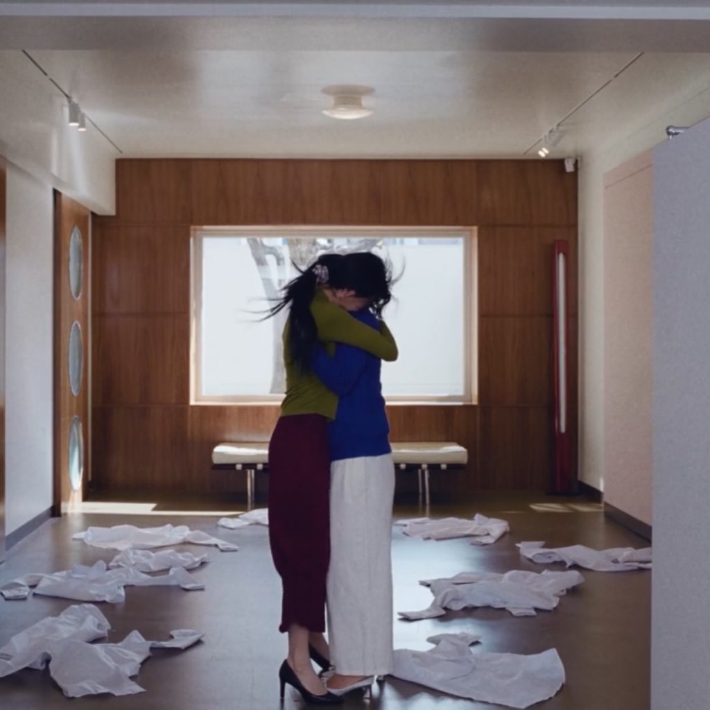 혐오가 만연한 세상에
사랑의 형태가 어떠하든
그 감정은 귀하다는걸 다시금 느낌

이성애
가족애
반려애
동성애

모든 사랑이 존중받고 어떤 형태로든 사랑받길