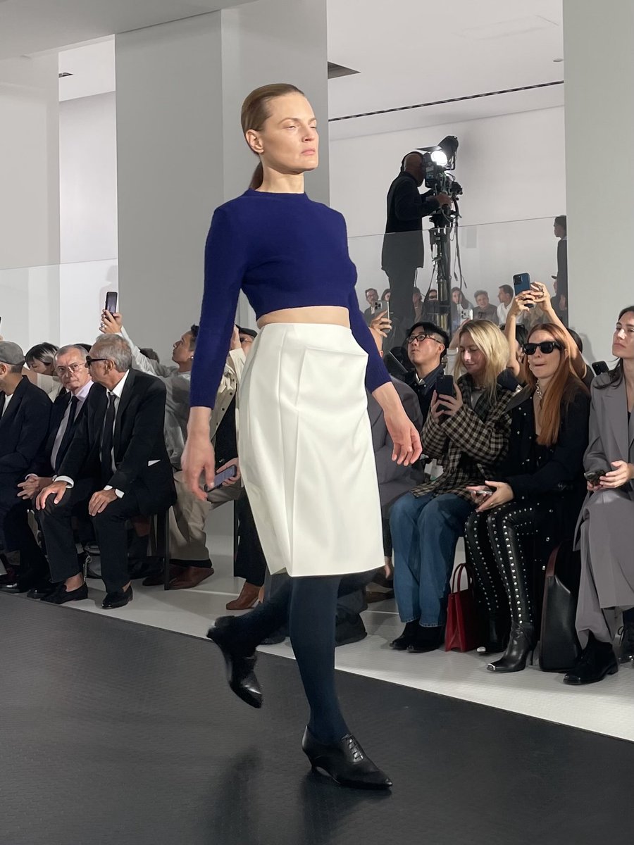 VVFriedman's tweet image. Guinevere van Seenus, former favorite model of Jil Sander-the-person, opens the new #JilSander by Simone Bellotti show.