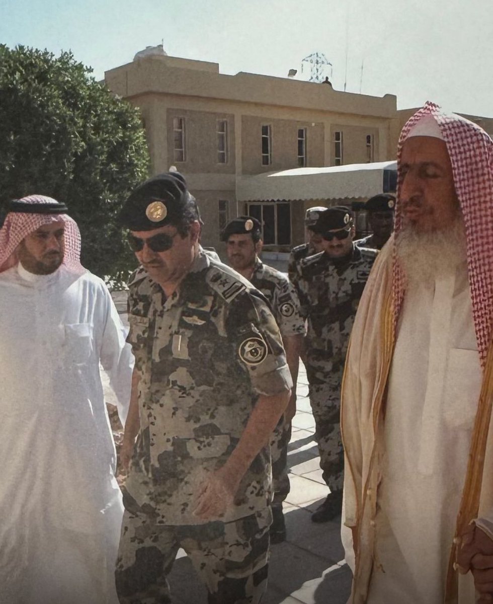 #مفتي_عام_المملكه في زيارة لقوات الطوارئ الخاصة ابان عملي إلقاء رحمه الله محاضرة قبل موسم الحج رحمه الله رحمة واسعة وغفرالله له وانزله منازل السعداء في الجنة 
وجزاه عنا وعن الأمة الإسلامية خير الجزاء واحسن الله عزاء الجميع