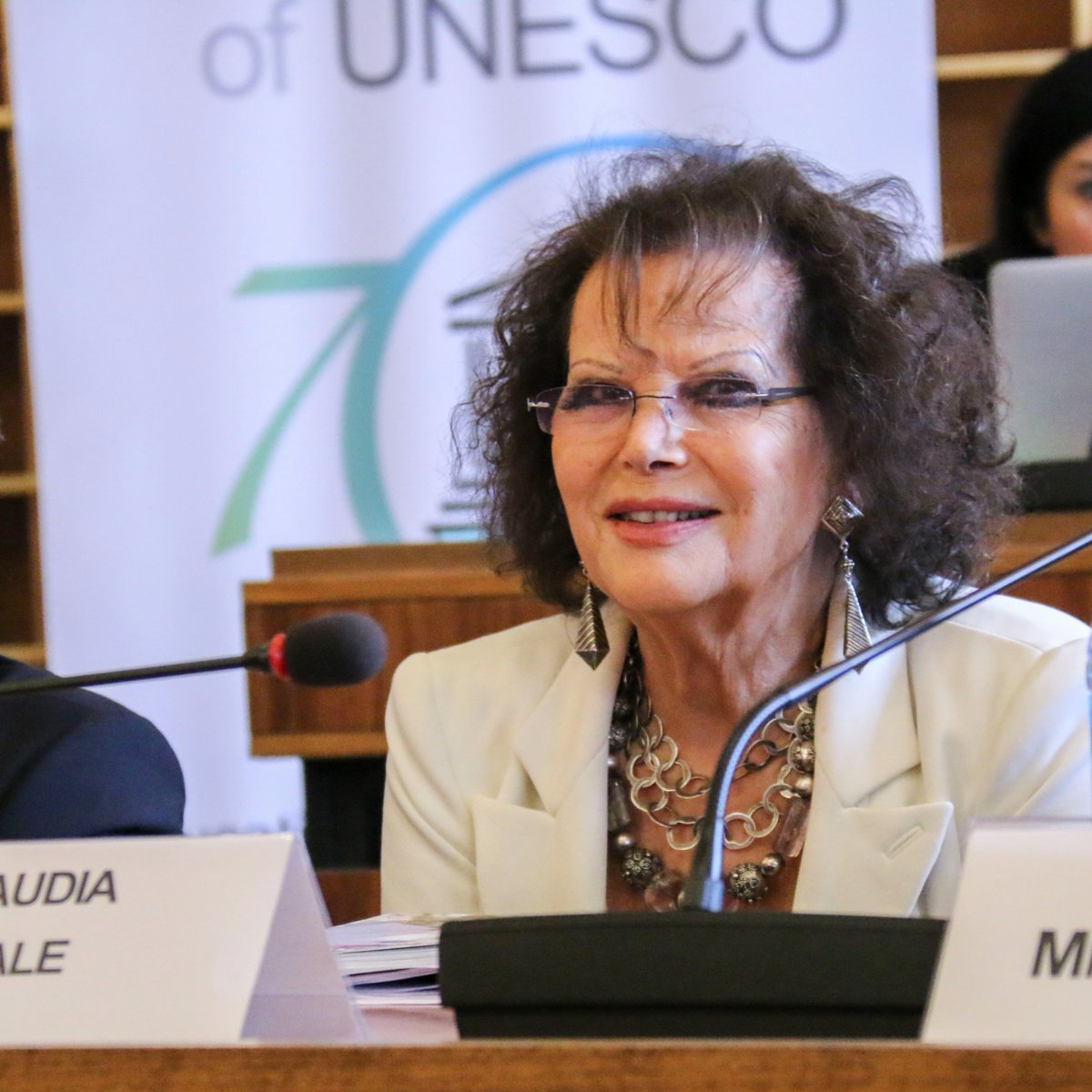 Je salue la mémoire de Claudia Cardinale, dont le regard mondialement célèbre se posait aussi avec lucidité et générosité sur le monde, elle qui avait choisi l’UNESCO pour soutenir l’éducation des filles et des femmes.