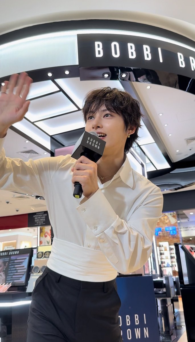 even from this angle he looks perfect