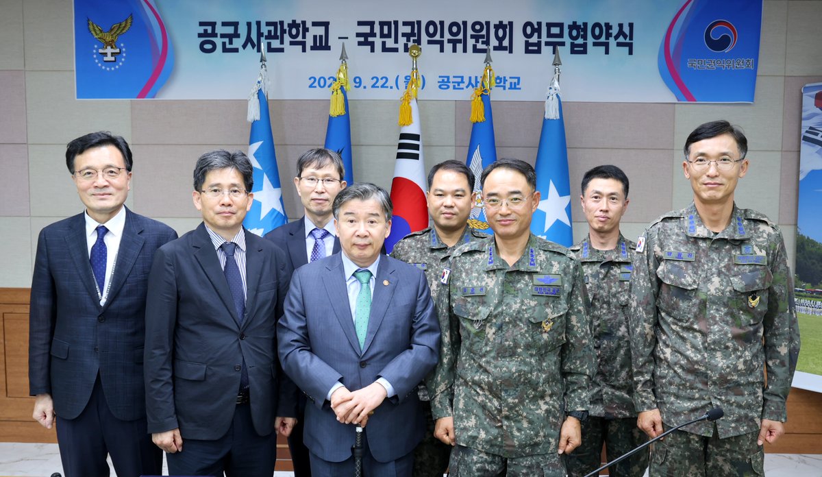 loveacrc's tweet image. 함께 만드는 청렴한 미래😀

 #국민권익위원회-공군사관학교 #청렴교육 활성화 업무협약 체결  

🔹사관생도·교직원 대상 청렴교육 실시 
🔹청렴 관련 정규교과 개설 및 운영
🔹사관생도·교직원 #고충상담 및 해소 지원 등

✔️blog.naver.com/loveacrc