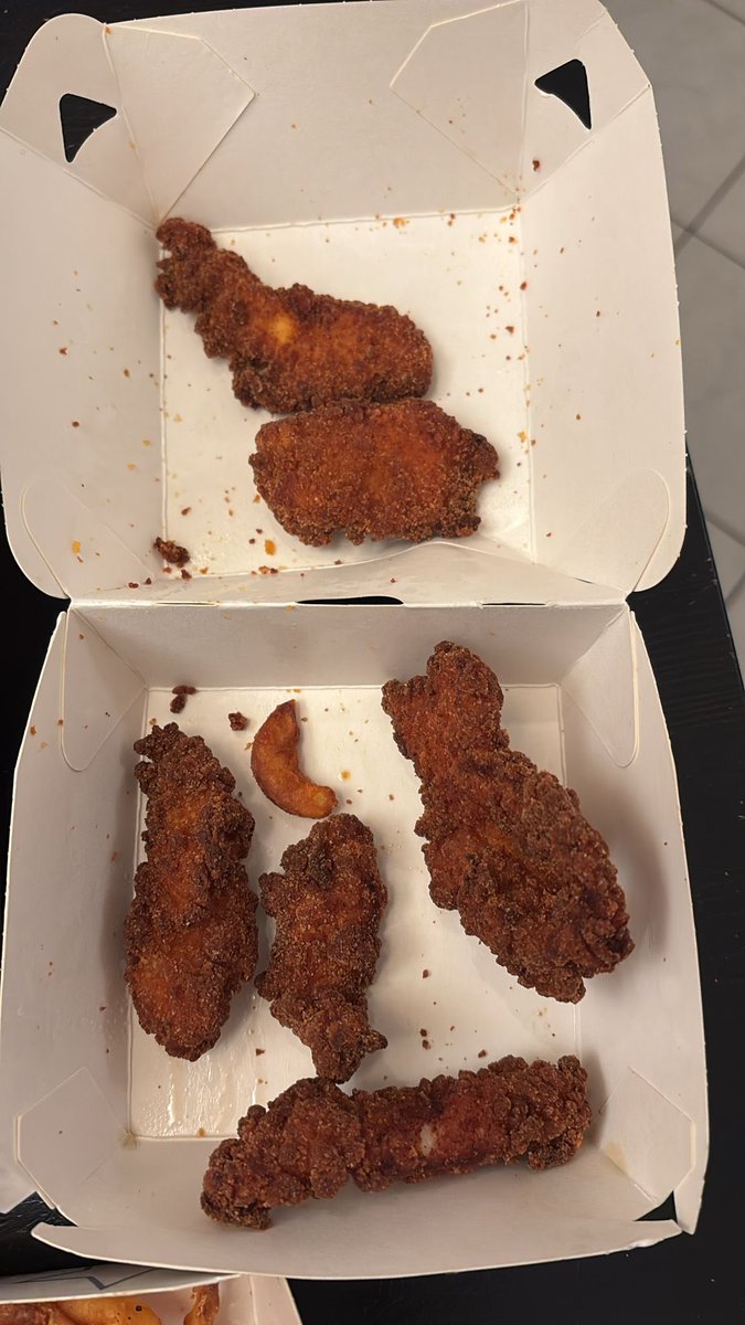 AnsgarBOSS's tweet image. 15 FÜFFEEN FUCKING €€€ FOR THIS SCANDALOUS MONSTROSITY POM POM CHICKEN GONNA PAY FOR THIS!!