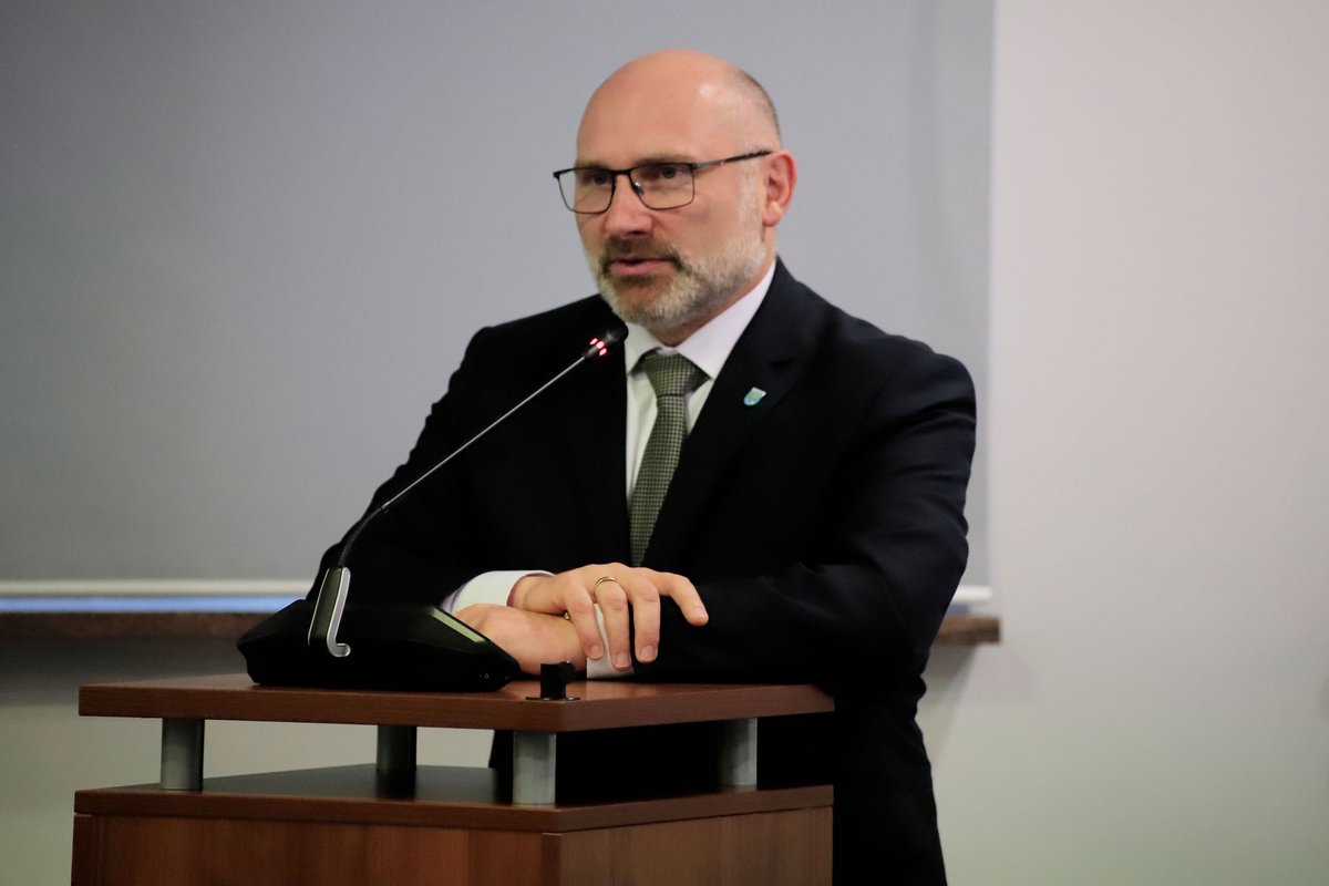 Podczas dzisiejszej sesji pożegnaliśmy Grzegorza Kwitka, który od początku istnienia #GZM pełnił funkcję członka zarządu. 👏 

Dziękujemy za lata zaangażowania i ogromny wkład, przede wszystkim w rozwój transportu publicznego. 

Życzymy powodzenia na nowej drodze! 🌟