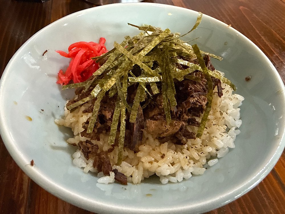 STakachim's tweet photo. 部屋の掃除してて地雷踏む。
アレルゲンｺﾜｲﾈｰ。

持病出現で喘鳴奏でてたら帰宅許可。
病院帰りに立寄り。
佐倉市佐倉家。
横浜ラーメン(大)&amp;ワカメ。
濃そうだが醤油がきつくなくマイルド。
ホウレンソウ無いのが以外。
ワカメあるので問題なし。
チャーシュー丼追加。
美味い。
#佐倉家
#佐倉市 https://t.co/51xEtRruQ7